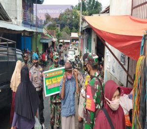 Di Pasar, Danramil Dan Kapolsek Slogohimo Himbau Warga Terapkan Protokol Kesehatan