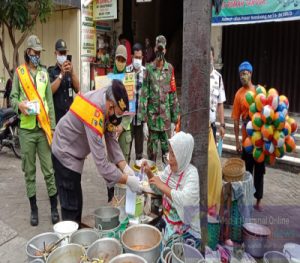 Sinergitas TNI-POLRI Dan Linmas Surakarta Laksanakan Penerapan Protkes Dan Kegiatan PPKM di Pasar Kembang