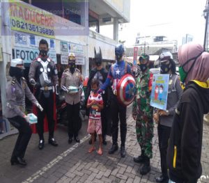 Kompak..!! TNI-POLRI Surakarta Bagikan Masker Dan Hand Sanitizer Kepada Pengunjung Pasar