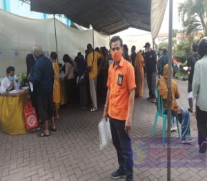 Penyaluran Bantuan Sosial Tunai (BST) oleh PT. POS di Komplek Kawasan Parkir Wisata Religi Ampel Surabaya