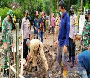 Besama Forkopimcam Babinsa Andong Bantu RTLH