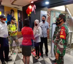 Koramil 03 Serengan, Polsek dan Linmas Datangi Matahari Singosaren Plaza Untuk Edukasi Penerapan PPKM