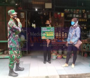 Kawal PPKM, Babinsa Keprabon bersama Satpam Pasar Terus Himbau Warga Patuhi Protokol Kesehatan