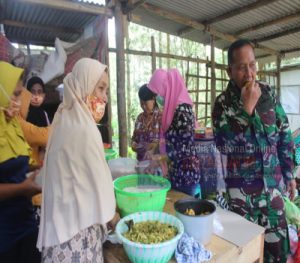 Kunjungi Dapur Lapangan, Kolonel Inf Suprapto Tak Segan Cicipi Menu Makanan Satgas TMMD