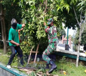 Peduli Lingkungan, Serda Sugiyanto Bersama Lurah Setempat Dan Warga  Laksanakan Kerja Bakti