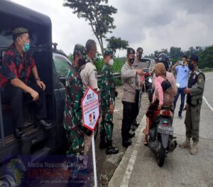 Sukseskan Program PKM Mikro, Petugas Bagikan Masker