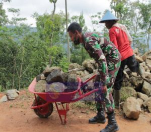 Rutin Cek Progres TMMD, Dansatgas Tak Segan Turun Langsung Angkat Material