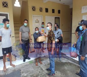 Pembagian Masker Oleh Kasat Intelkam Polrestabes Surabaya Pada Mahasiswa Papua