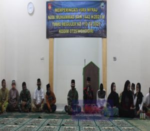 Ditengah Kesibukannya, Satgas TMMD Bersama Warga Ikuti Peringatan Isra’ Mi’raj