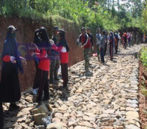 Keroyokan, Satgas TMMD Dan Warga Garap Makadam Jalan