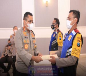 Bhabinkamtibmas Bubutan Menerima Penghargaan dari Kapolrestabes Surabaya