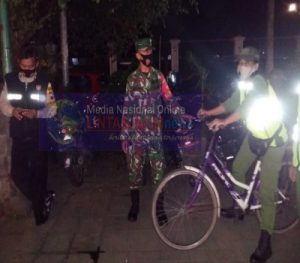 Terapkan PPKM , Babinsa Keprabon Bersama Bhabinkamtibmas Laksanakan Patroli Malam Bersepeda