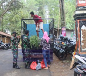 Cekatan, Satgas TMMD Bantu Turunkan Sayuran Kebutuhan Pokok Untuknya