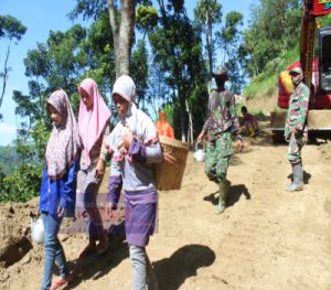 Bantu Ibu-ibu, Anggota Satgas TMMD   Turut Suplai Logistik