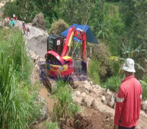 TMMD Mulai Garap Jembatan, Excavator Diturunkan Percepat Pengerjaan