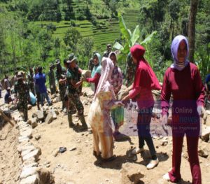 Terucuk Bambu Kelar, Anggota Satgas TMMD Bersama Warga Dialihkan Ke Sasaran Fisik Yang Lain