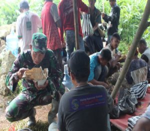 Jalin Kebersamaan Satgas TMMD Dan Warga Melalui Makan Siang