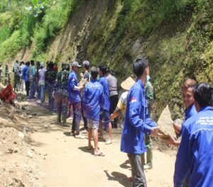 Karang Taruna Desa Brenggolo Terjun Sukseskan TMMD Reguler Ke-110