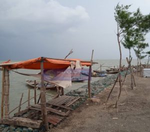 Ombak dan Angin Besar Disertai Hujan Deras di Wilayah Tepi Pantai Kenjeran Surabaya