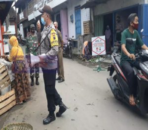 Sering Copot Masker Pedagang Lansia Perlu Diberitahu