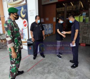 Serma Yudhi, Cek dan Sosialisasi Edukasi Penerapan PPKM Mikro di Lotte Mart