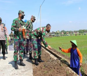 Danrem 074/Warastratama Cek TMMD Sengkuyung Desa Sapen Mojolaban