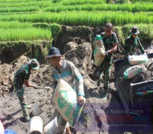 Semangat Satgas TMMD Turunkan Material Semen