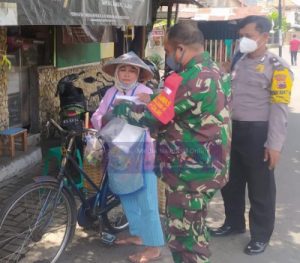 Babinsa Kemlayan dan Bhabinkamtibmas Blusukan Ke Warga Sosialisasikan PPKM dan Bagi-bagi Masker