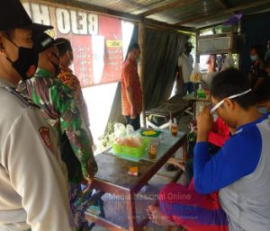 Aparat gabungan Weru sambangi desa Tawang dan Grogol berikan edukasi Prokes kepada warga