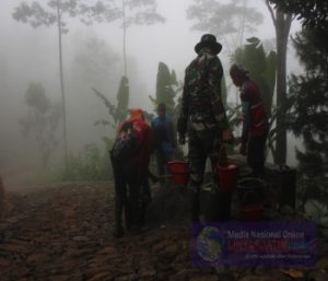 Syahdu !! Dengan Berselimuti Kabut, Anggota Satgas TMMD Bersama Warga Tambah Bersemangat Rampungkan Progres Yang Ada