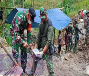 Dengan Cekatan Pasiter Perbaiki Cangkul Anggota Satgas TMMD Yang Rusak