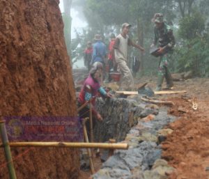 Pembuatan Drainase terus Dikebut Satgas TMMD Bersama Warga