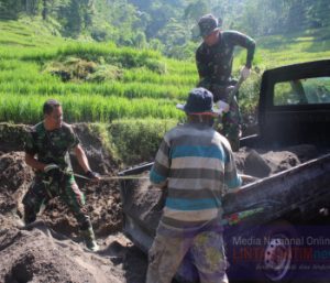 Satgas TMMD Bersama Warga Bahu-Membahu Turunkan Pasir