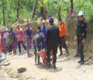 Tak Mau Ketinggalan, IARMI Kabupaten Wonogiri Turut Sukseskan TMMD Desa Brenggolo