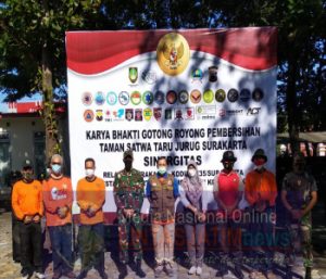 Sinergitas TNI, Polri, Relawan dan Pemkot Laksanakan Karya Bhakti Gotong Royong Pembersihan Taman Satwa Taru Jurug Surakarta