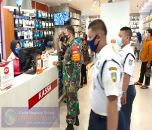 Koptu Catur H. Laksanakan Operasi  PPKM di Mall Matahari Singosaren Plaza