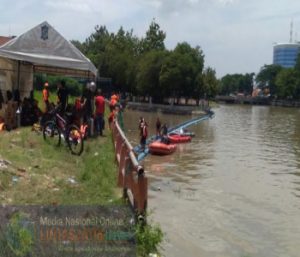 Sudah 3 Hari Pencarian Jasad Wanita Berkerudung di duga Bunuh Diri Di Sungai Jagir Belum Di Temukan