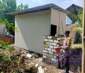 Bhabinkamtibmas Bersama Warga Desa Sembayat Melakukan Bedah Rumah Nenek Maruji Yang Hampir Roboh