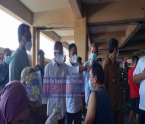 Vaksinasi Pedagang Pasar Kapasan Ditinjau Langsung Wawali Surabaya