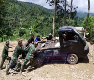 Medan Menanjak, Kendala Tersendiri Bagi Satgas TMMD Desa Brenggolo