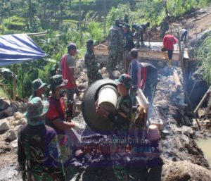 Mulai Pengecoran Jembatan, Satgas Dan Warga Berjibaku Dengan Molen Dan Adonan Semen