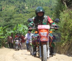 Rombongan Danrem 074/Warastratama Dengan Menaiki Motor Trail Menuju Sasaran Fisik TMMD Reguler Ke-110 Kodim 0728/Wonogiri