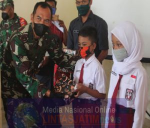 Danrem 074/Warastratama Serahkan Hadiah Lomba Literasi Dan Puisi Kepada Siswa-Siswi SD N 2 Brenggolo