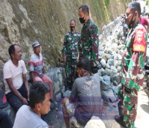 Kolonel Inf Deddy Suryadi Sapa Warga Di Lokasi TMMD Desa Brenggolo