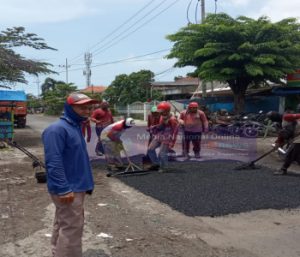 Pemkot Surabaya Melakukan Penambalan Jalan di Area Sidoyoso