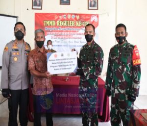 Danrem 074/Warastratama Secara Simbolis Terima Bantuan Berupa Semen Dari SMK N 1 Jatiroto Dalam Program TMMD Reguler Ke-110 Kodim Wonogir