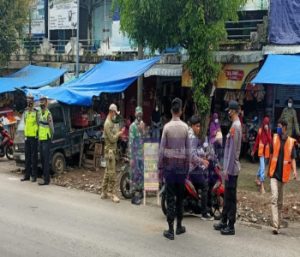 Aparat Gabungan Datangi Keramaian Pasar Cegah Timbulnya Cluster Baru