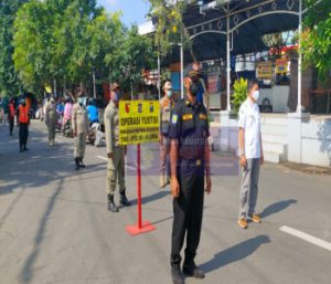 Operasi Yustisi Tim Gabungan Sinergi 3 Pilar Untuk Penegakan Protokol Kesehatan Covid-19  di Jalan Pegirikan Surabaya