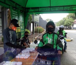 Penyemprotan disinfectan Driver Gojek di Posko Aman Stasiun Gubeng