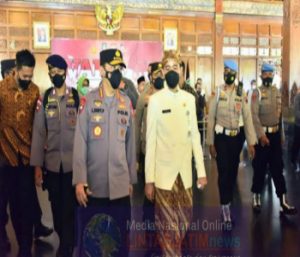 Kapolri bersama Walikota Solo Meninjau Vaksinasi Dosen Dan Pemuka Lintas Agama